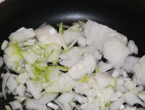 1. Этап. Грибная икра из сушеных грибов: В разогретом масле обжарьте нашинкованный лук до готовности.