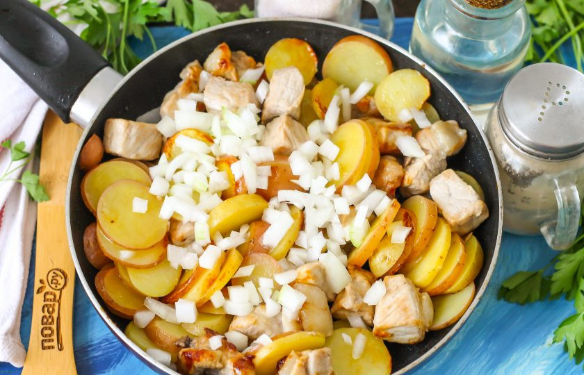 1. Этап. Жареха из свинины: Очистите луковицу от шелухи, промойте в воде и нарежьте мелкими кубиками. Добавьте в емкость и накройте сковороду крышкой. Пропарьте блюдо примерно 2-3 минуты на умеренном нагреве, затем перемешайте картофель с мясом, обжарьте в течение 3-4 минут.