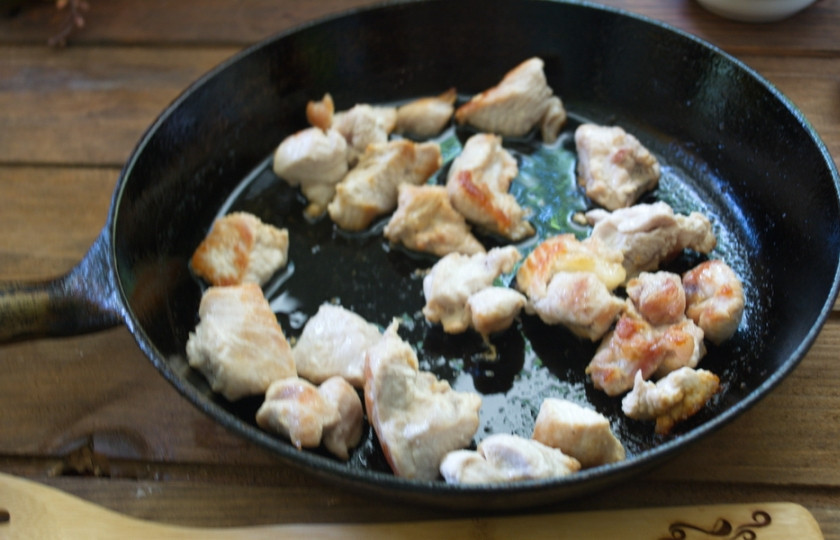 1. Этап. Индейка тушеная: На растительном масле обжарьте мясо индейки.
