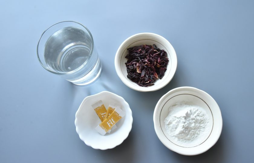 1. Этап. ПП капкейки: В качестве начинки для панкейков приготовьте джем из цветов суданской розы, а точнее из чая каркаде. Для этого потребуется горсть чая каркаде, стакан воды, сахарный заменитель и кукурузный крахмал в качестве загустителя.