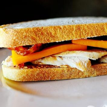 1. Этап. Панини с курицей и беконом: 6. Соединить две половинки и смазать маслом обе стороны панини.