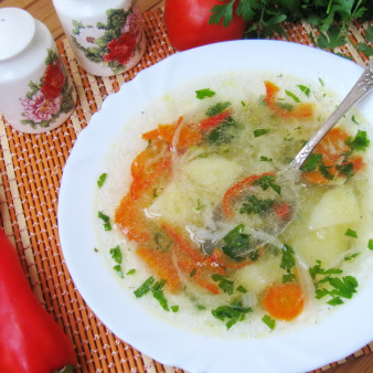 Овощной суп с перцем и зеленым горошком