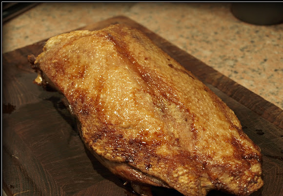 1. Этап. Гусь на сковороде: Затем сковороду с гусем отправляю в духовку (180-200) градусов на 40-50 минут. Затем достаю его и даю ему полежать около 10 минут.