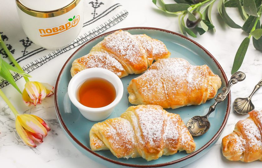 1. Этап. Круассаны в аэрогриле: Подайте круассаны к столу теплыми с молоком, лимонадом, кофе или ароматным чаем. Приятного вам аппетита!