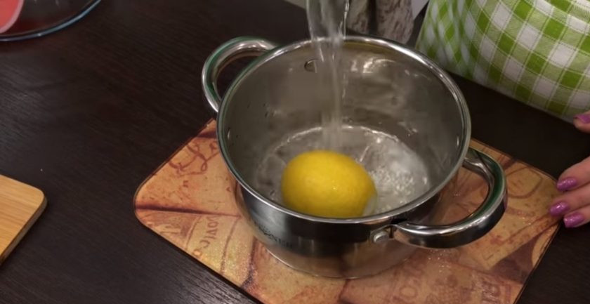 1. Этап. Рулет с черносливом и орехами в медовой корочке: 4. Оставьте тесто при комнатной температуре на 40 минут, накрыв его пленкой. Лимон залейте кипятком, дайте воде полностью остыть. Чернослив и орехи измельчите блендером.