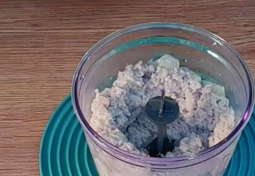 1. Этап. Аппетитная закуска из кабачков и индейки: 8. Перекладываем лук с фаршем в чашу блендера и измельчаем.