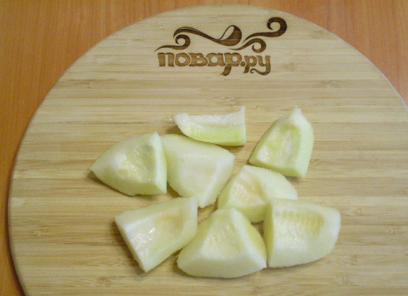 1. Этап. Зеленый коктейль с дыней: Дыню очищаем от семян и кожуры. Режем небольшими кусочками.