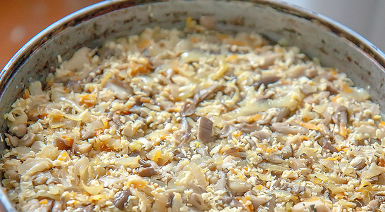 1. Этап. Пирог с грибами перевертыш: 3. Затем идет слой риса (чуть трамбуем все ингредиенты), и смеси со сковороды. Специи - по вкусу.