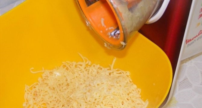 1. Этап. Салат Крабы в шубе: 4. Плавленый сыр заранее подморозил в морозильной камере, так его удобнее натирать. Измельчаю на мелкой терке.