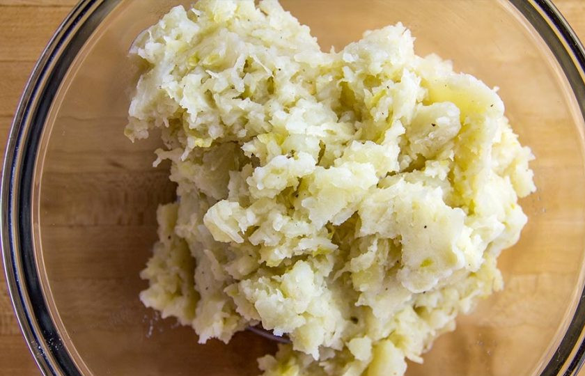 1. Этап. Вареники с картошкой и квашеной капустой: 3. Перемешайте хорошенько начинку, накройте ее крышкой или пленкой и отставьте в сторону.