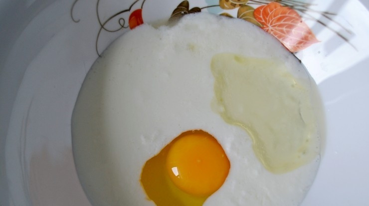 1. Этап. Плацинды с творогом: В миске тщательно перемешайте сахар, яйца, соль, уксус, кефир и масло.