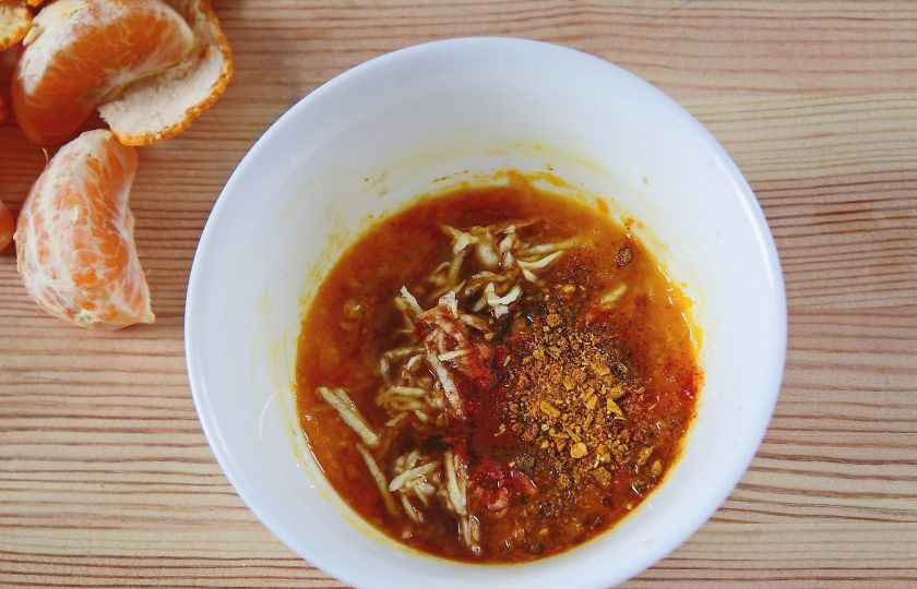 1. Этап. Курица в мандаринах: Для маринада натрите на мелкой терке цедру одного мандарина и выдавите сок. Добавьте тертый корень имбиря и прогрейте смесь в микроволновке около одной минуты. Добавьте измельченный чеснок, соль, специи и соевый соус.