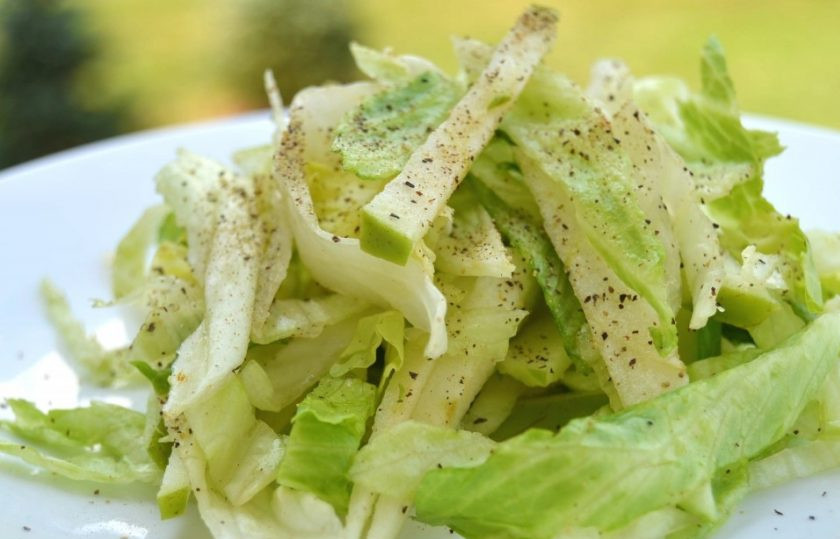 1. Этап. Салат с зелеными яблоками: 6. По желанию можете добавить немного майонеза или заправьте салат растительным маслом. Наслаждайтесь простым и полезным салатом сразу.