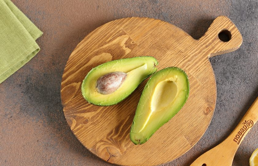 1. Этап. Блины с авокадо: Авокадо помойте и разрежьте пополам.