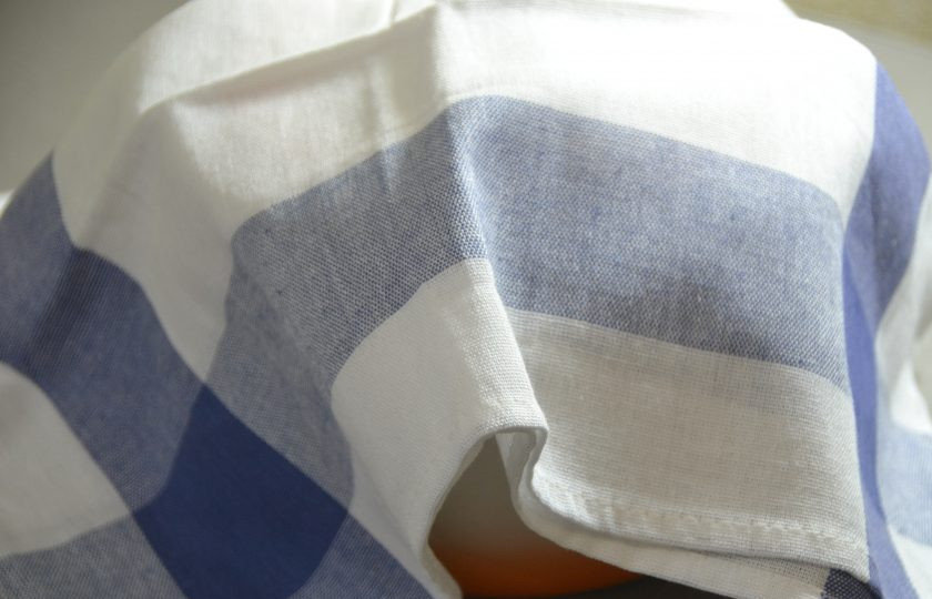 1. Этап. Бабушкина каша: Снимите с огня. Накройте кастрюлю салфеткой и оставьте на 15-20 минут.