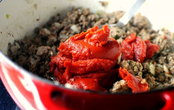 1. Этап. Лазанья Барилла: 5. Выложите небольшими порциями томатную пасту, постоянно помешивая. На первый взгляд может показаться, что это слишком много, но поверьте: соус должен быть по-настоящему томатным.