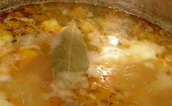 1. Этап. Гороховый суп с капустой: И обжаренные овощи. Добавьте соль и специи по вкусу, проварите еще несколько минут, затем снимите с огня. Дайте супу немного настояться, затем подайте на стол.