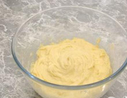 1. Этап. Маффины с абрикосами: 1. Растираем масло с ванильным сахаром и сахаром-песком. Добавляем сюда яйца и перемешиваем. Добавляем муку с разрыхлителем, замешиваем тесто. Густым тесто быть не должно.