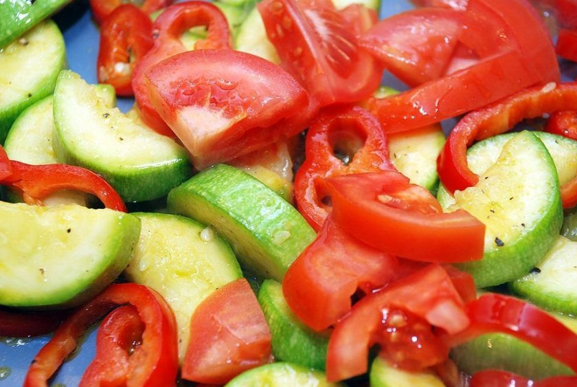 1. Этап. Рыба жаренная по-итальянски: После этого добавьте помидор. Овощи перемешайте и обжарьте ещё 2 минуты. Переложите гарнир в большую плоскую тарелку.