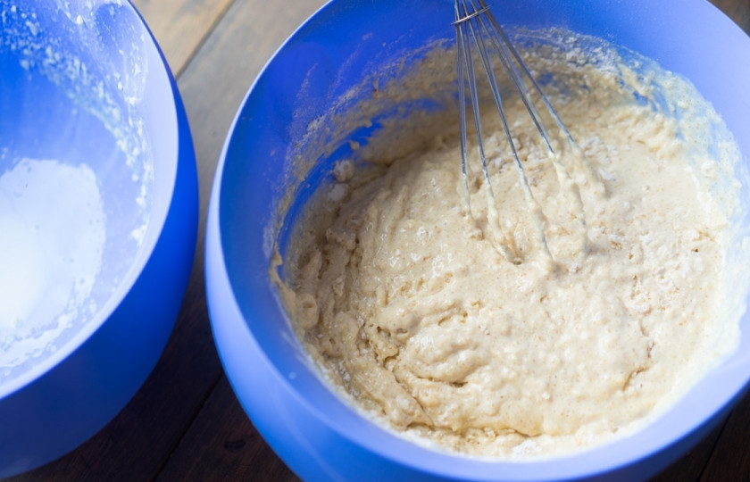 1. Этап. Вафли в вафельнице мягкие: Смешайте сухие ингредиенты с получившейся массой. В другой тарелке взбейте миксером белки. Аккуратно лопаткой вмешайте их в тесто.