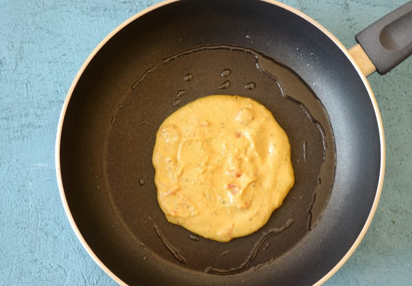 1. Этап. Нутовые лепешки: Разогрейте сковороду на среднем огне с небольшим количеством растительного масла. В центр выложите 2 ст.л. теста, жарьте лепешки 4-5 минут с каждой стороны.