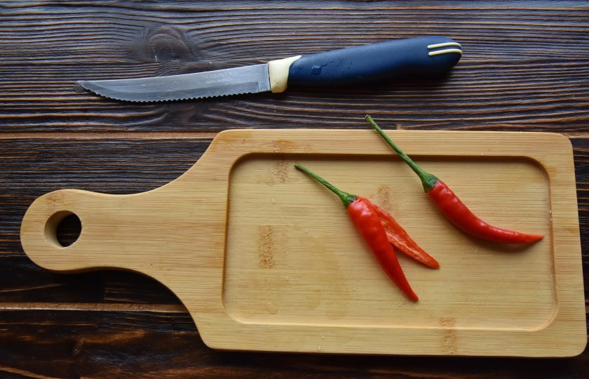 1. Этап. Том ям рецепт с морепродуктами: Перец острый разрежьте вдоль пополам, удалите семена. Если вы любите поострее, можете оставить их.