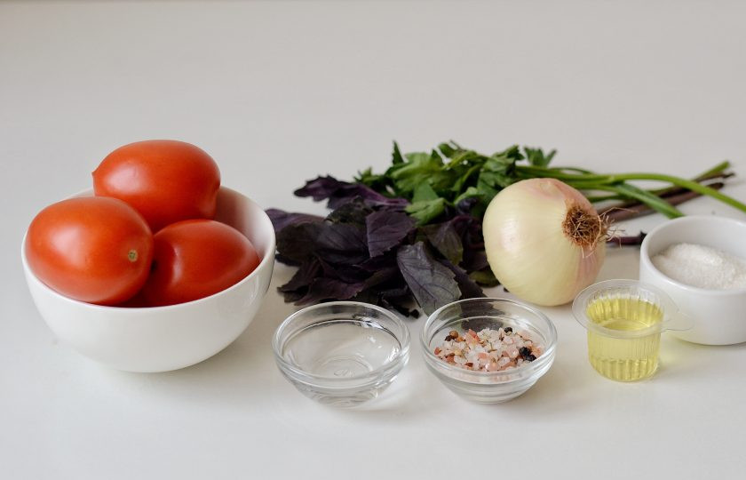 1. Этап. Помидоры с базиликом на зиму: Подготовьте все ингредиенты.