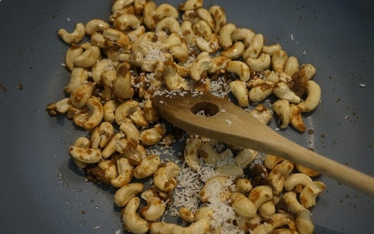 1. Этап. Кешью в карамели: 1. На сковороде соедините орешки, масло, сахар и кокосовую стружку. Обжарьте пару минут, помешивая.