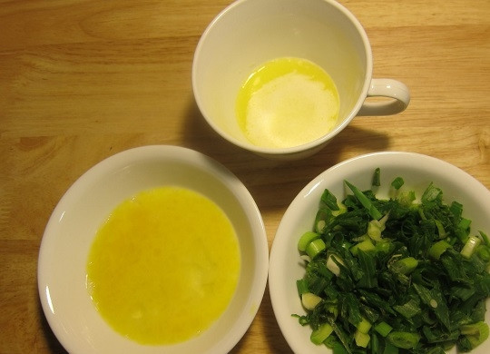 1. Этап. Закусочные оладьи с зеленым луком: 1. Растопите сливочное масло, взбейте яйцо, измельчите вымытый и обсушенный лук. Отдельно соедините просеянную муку, соль, сахар и разрыхлитель.