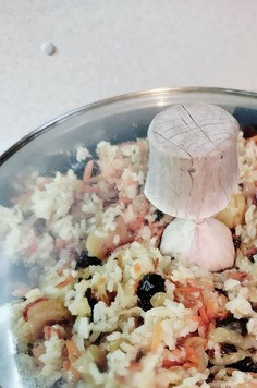 1. Этап. Веганский плов с сухофруктами: Ура! Рис сварился. Соединяем. В центр чеснок всю головку, не очищая- выкинем потом его и под крышкой, тушим минут 3-5. посмотрите на ваш вкус, добавить ли еще масла