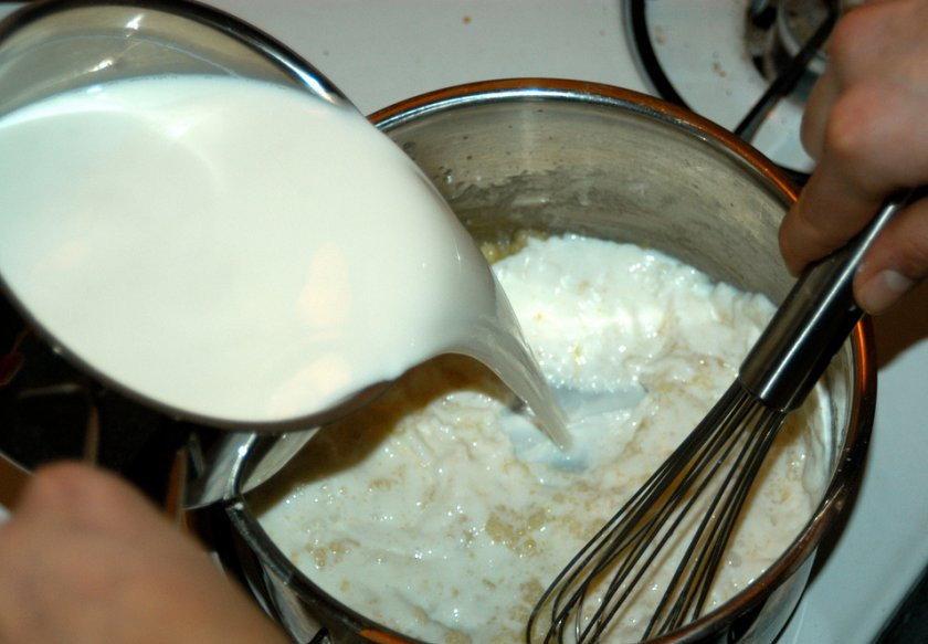 1. Этап. Курица в соусе Бешамель: 3. Немного обжарить муку до золотистого цвета. Тем временем прогреть молоко, не доводя до кипения. Влить его тонкой струйкой и, как следует перемешивая, довести соус до однородной консистенции без комочков.