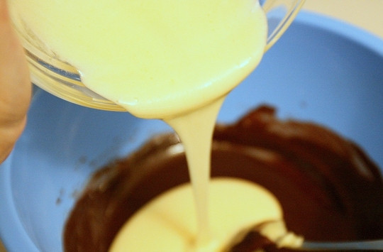 1. Этап. Бисквит с творожным кремом: Желтки разотрите с половиной сахара. Шоколад растопите на водяной бане. В сливочное масло влейте сначала шоколад, потом — желтки, всё пермешайте.