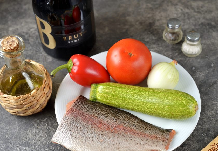 1. Этап. Форель в белом вине: Подготовьте все ингредиенты. Лук почистите, помойте и обсушите все овощи.