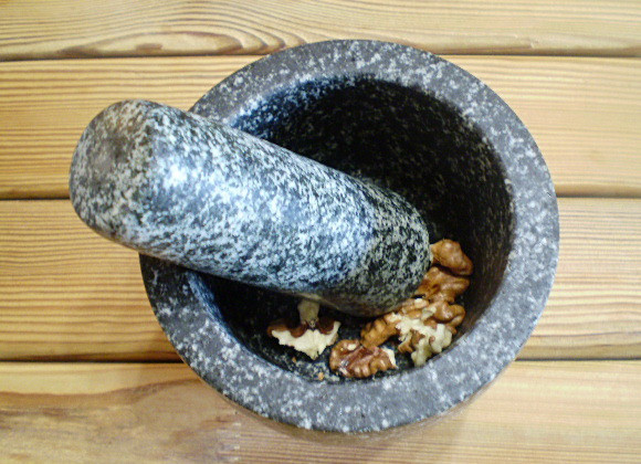 1. Этап. Салат Здоровье с капустой: 5. Орехи пойдут грецкие. Очищаем от скорлупы. Измельчаем удобным способом.