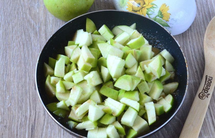 1. Этап. Кармашки с яблочными пирожками: Яблоки нарежьте небольшими кубиками. Если кожица у яблок не слишком твердая, то их можно не очищать, в противном же случае лучше кожицу снять, так начинка получится нежнее. Отправьте яблоки в сковороду к ароматному соусу и перемешайте.