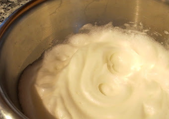 1. Этап. Кайзершмаррн: 8. Белки же взбиваем в пену вместе со щепоткой соли.