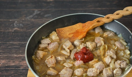 1. Этап. Индейка, тушеная в яблочно-томатном соусе: Затем добавьте томатную пасту, немного сахара, убавьте огонь и тушите индейку в получившемся яблочно-томатном соусе около 40 минут.