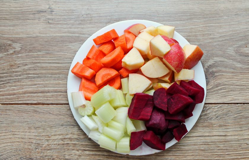 1. Этап. Свекольно-морковный сок с яблоком и сельдереем: Овощи очистите и порежьте на кусочки. Яблоко разрежьте на четыре части, удалите сердцевину и порежьте на кусочки.