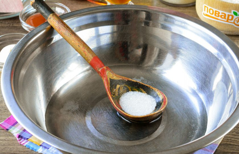 1. Этап. Пицца в чебуреке: В теплой воде растворите сахар и соль.