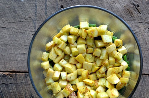 1. Этап. Слоеный салат Праздничный: 2. Кабачок почистите, нарежьте кубиками. Обжарьте, посолив и поперчив, на среднем огне на масле (2-4 ст. ложки) до румяной корочки. Выложите на фасоль. Это - второй слой.