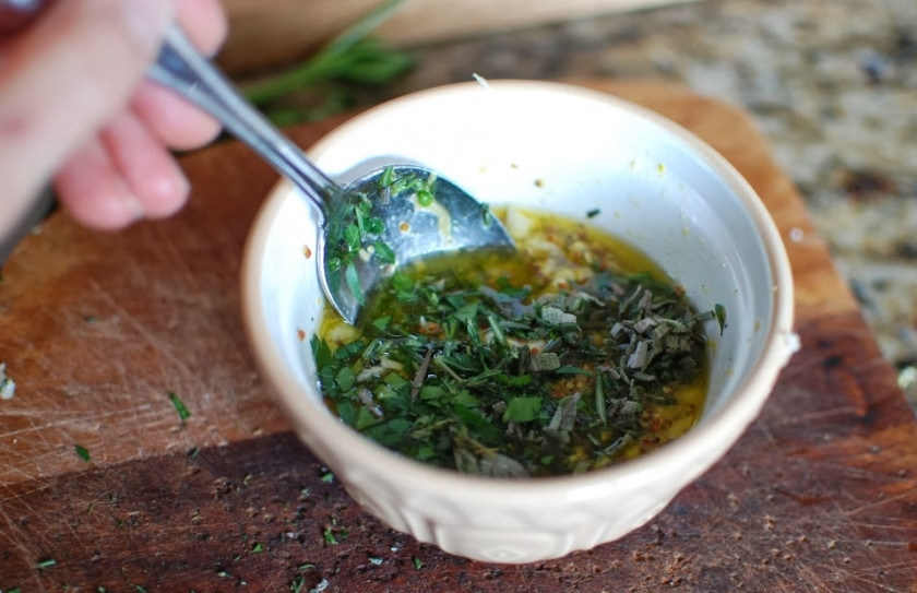 1. Этап. Курица запеченная в лимонном маринаде: Травы мелко порезать и добавить в маринад.