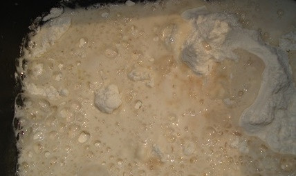 1. Этап. Дрожжевые хачапури: Сливочное масло растапливаем на водяной бане и добавляем в смесь с дрожжами. Важно не делать сливочное масло слишком горячим. Добавляем соль и перемешиваем все до однородности.