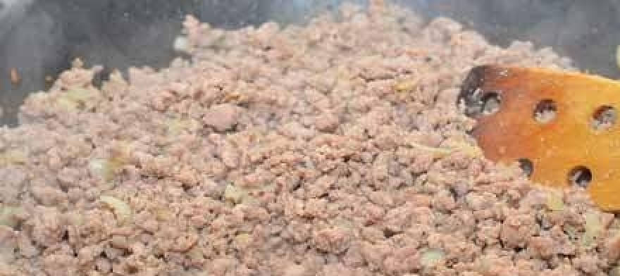 1. Этап. Картофельные котлеты с фаршем внутри: Теперь вам необходимо заняться начинкой. Для этого разогрейте сковородку с растительным маслом, обжарьте на ней до золотистого оттенка нарезанный мелкими кубиками очищенный репчатый лучок и чесночок. Туда же добавьте сырой фарш. Обжаривайте его до полной готовности, пока он не станет коричневатого оттенка.