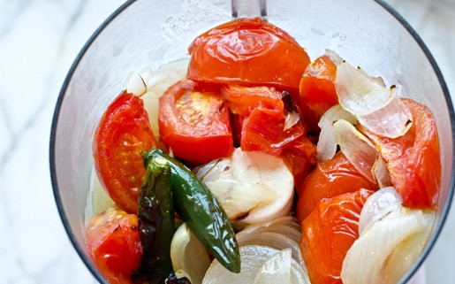 1. Этап. Соус Сальса классический: Немного остывшие овощи переложите в комбайн вместе с солью и тмином.