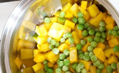 1. Этап. Постные равиоли: Добавляем кусочки тыквы и горошек. Обжариваем-тушим до готовности тыквы. Добавим соль по вкусу. Можно добавить черный молотый перец и сухие ароматные травки по вкусу.