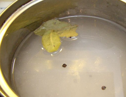 1. Этап. Синенькие с морковкой на зиму: Сделайте маринад. Для этого нужно в кипящую воду добавить соль, перец, лавровый лист и уксус. Продолжайте кипятить маринад ещё в течение нескольких минут.