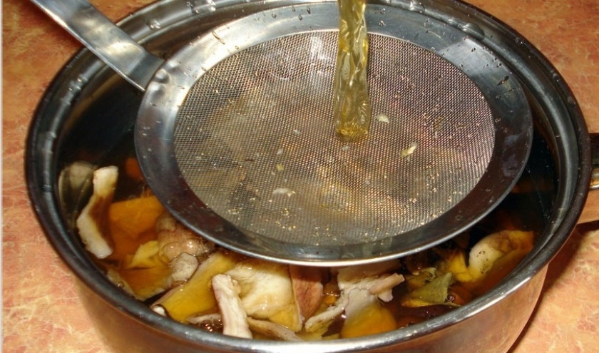 1. Этап. Грибовница из сушеных грибов: 1. Грибы хорошо промоем, зальем теплой водой — и пусть постоят два часа. Затем их надо отцедить, залить свежей водой и проварить 15 минут.