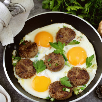 Яичница с ливерной колбасой