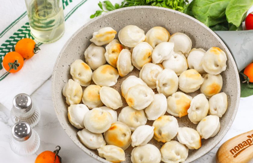 1. Этап. Пельмени с помидорами на сковороде: Обжарьте пельмени в течение 4-5 минут на среднем нагреве и переверните на другую сторону. Обжарьте такое же количество времени. Следите за пельменями, чтобы они не подгорели.