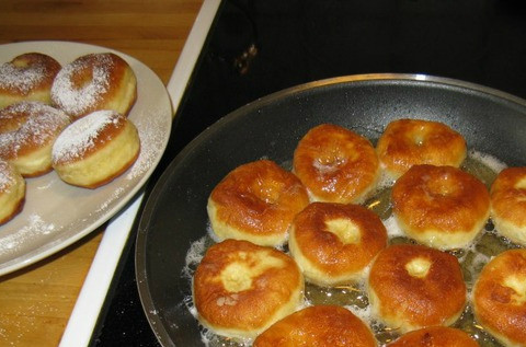 1. Этап. Тесто на пончики: А пока ставим сковороду с высокими краями либо кастрюлю на плиту. Наливаем побольше растительного масла. Раскаляем до пузырей. Кладем поднявшиеся пончики в масло и обжариваем с двух сторон до готовности.